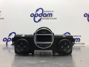 Gebruikte Chaufage Bedieningspaneel Renault Clio III (BR/CR) 1.2 16V 75 Prijs € 50,00 Margeregeling aangeboden door Gebr Opdam B.V.