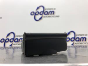 Gebruikte AUX/USB aansluiting Renault Clio III (BR/CR) 1.2 16V 75 Prijs € 15,00 Margeregeling aangeboden door Gebr Opdam B.V.