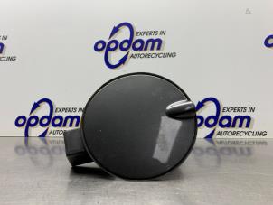 Gebruikte Tank Klep Opel Corsa D 1.3 CDTi 16V ecoFLEX Prijs € 40,00 Margeregeling aangeboden door Gebr Opdam B.V.