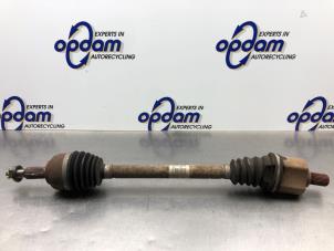 Gebruikte Aandrijfas links-voor Renault Scénic II (JM) 2.0 16V Prijs € 50,00 Margeregeling aangeboden door Gebr Opdam B.V.