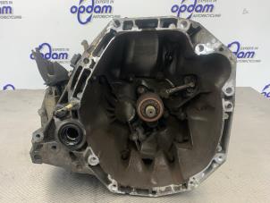 Gebruikte Versnellingsbak Renault Clio III (BR/CR) 1.4 16V Prijs € 175,00 Margeregeling aangeboden door Gebr Opdam B.V.