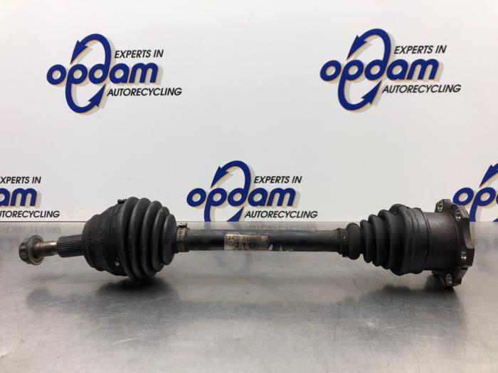Gebruikte Aandrijfas links-voor Volkswagen Golf IV (1J1) 1.6 Prijs € 60,00 Margeregeling aangeboden door Gebr Opdam B.V.