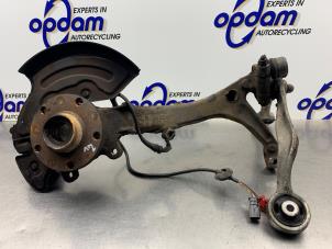 Gebruikte Fusee links-voor Skoda Superb (3U4) 2.8 V6 30V Prijs € 75,00 Margeregeling aangeboden door Gebr Opdam B.V.