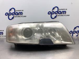 Gebruikte Koplamp rechts Skoda Superb (3U4) 2.8 V6 30V Prijs € 450,00 Margeregeling aangeboden door Gebr Opdam B.V.