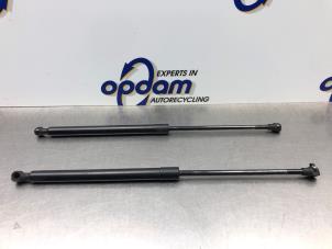 Gebruikte Set Gasdempers Achterklep Renault Megane IV (RFBB) 1.6 GT Energy TCe 205 EDC Prijs € 40,00 Margeregeling aangeboden door Gebr Opdam B.V.