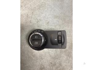 Gebruikte Licht Schakelaar Opel Mokka/Mokka X 1.4 Turbo 16V 4x2 Prijs € 20,00 Margeregeling aangeboden door Gebr Opdam B.V.
