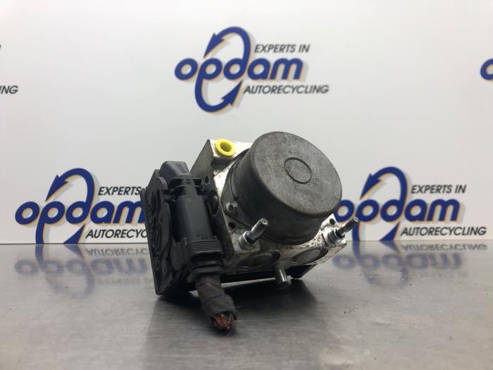 Gebruikte ABS Pomp Dacia Logan MCV I (KS) 1.6 MPI 85 Prijs € 100,00 Margeregeling aangeboden door Gebr Opdam B.V.