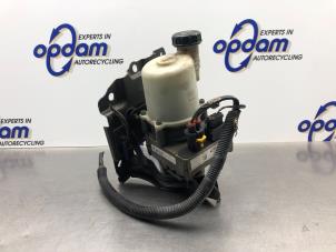 Gebruikte Pomp Servo Dacia Logan MCV (KS) 1.6 MPI 85 Prijs € 250,00 Margeregeling aangeboden door Gebr Opdam B.V.