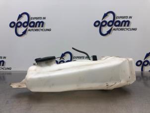 Gebruikte Ruitensproeiertank voor Dacia Logan MCV I (KS) 1.6 MPI 85 Prijs € 30,00 Margeregeling aangeboden door Gebr Opdam B.V.