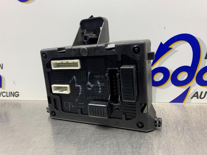 Gebruikte Bodycontrol Module Renault Clio III (BR/CR) 1.4 16V Prijs € 50,00 Margeregeling aangeboden door Gebr Opdam B.V.