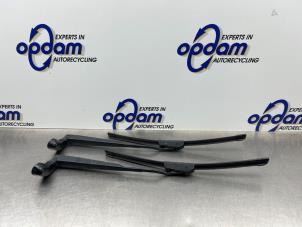 Gebruikte Ruitenwisserarm voor Mini Mini (R56) 1.6 16V Cooper Prijs € 30,00 Margeregeling aangeboden door Gebr Opdam B.V.