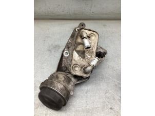 Gebruikte Oliefilterhuis Alfa Romeo 159 (939AX) 1.9 JTDm Prijs € 60,00 Margeregeling aangeboden door Gebr Opdam B.V.