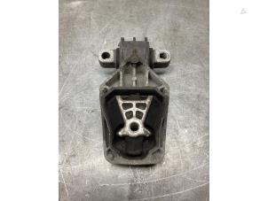 Gebruikte Versnellingsbak Steun Mercedes GLA (156.9) 1.6 180 16V Prijs € 30,00 Margeregeling aangeboden door Gebr Opdam B.V.