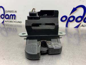 Gebruikte Slotmechaniek Achterklep Volkswagen Golf Plus (5M1/1KP) 1.6 FSI 16V Prijs € 40,00 Margeregeling aangeboden door Gebr Opdam B.V.