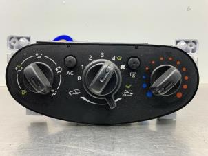 Gebruikte Kachel Bedieningspaneel Dacia Logan MCV I (KS) 1.6 MPI 85 Prijs € 50,00 Margeregeling aangeboden door Gebr Opdam B.V.