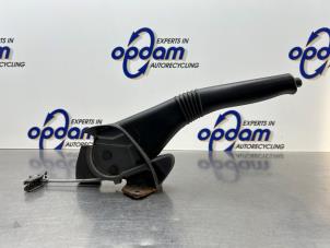 Gebruikte Handremhendel Dacia Logan MCV I (KS) 1.6 MPI 85 Prijs € 50,00 Margeregeling aangeboden door Gebr Opdam B.V.