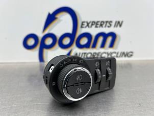 Gebruikte Licht Schakelaar Opel Mokka/Mokka X 1.4 Turbo 16V 4x2 Prijs € 25,00 Margeregeling aangeboden door Gebr Opdam B.V.