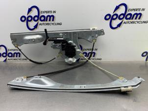 Gebruikte Raammechaniek 4Deurs rechts-voor Renault Clio III Estate/Grandtour (KR) 1.2 16V TCE 100 Prijs € 40,00 Margeregeling aangeboden door Gebr Opdam B.V.
