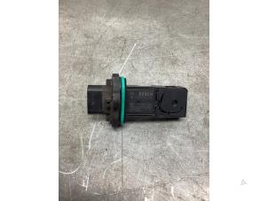 Gebruikte Luchthoeveelheidsmeter Opel Adam 1.4 16V Prijs € 20,00 Margeregeling aangeboden door Gebr Opdam B.V.