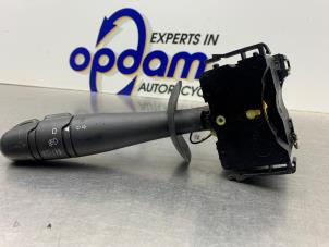 Gebruikte Pinker Schakelaar Opel Vivaro 2.5 DTI 16V Prijs € 35,00 Margeregeling aangeboden door Gebr Opdam B.V.