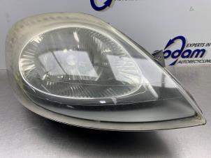 Gebruikte Koplamp rechts Opel Vivaro 2.5 DTI 16V Prijs € 50,00 Margeregeling aangeboden door Gebr Opdam B.V.
