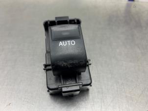 Gebruikte Raam schakelaar elektrisch Toyota Auris Touring Sports (E18) 1.2 T 16V Prijs € 15,00 Margeregeling aangeboden door Gebr Opdam B.V.