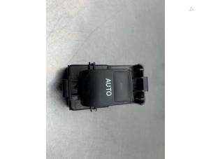 Gebruikte Elektrisch Raam Schakelaar Toyota Auris Touring Sports (E18) 1.2 T 16V Prijs € 15,00 Margeregeling aangeboden door Gebr Opdam B.V.