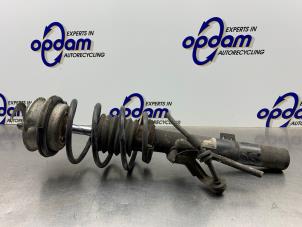 Gebruikte Mac Phersonpoot links-voor BMW 1 serie (E88) 120i 16V Prijs € 60,00 Margeregeling aangeboden door Gebr Opdam B.V.