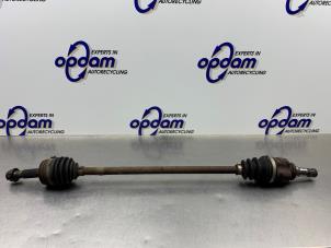 Gebruikte Steekas rechts-voor Peugeot 107 1.0 12V Prijs € 50,00 Margeregeling aangeboden door Gebr Opdam B.V.