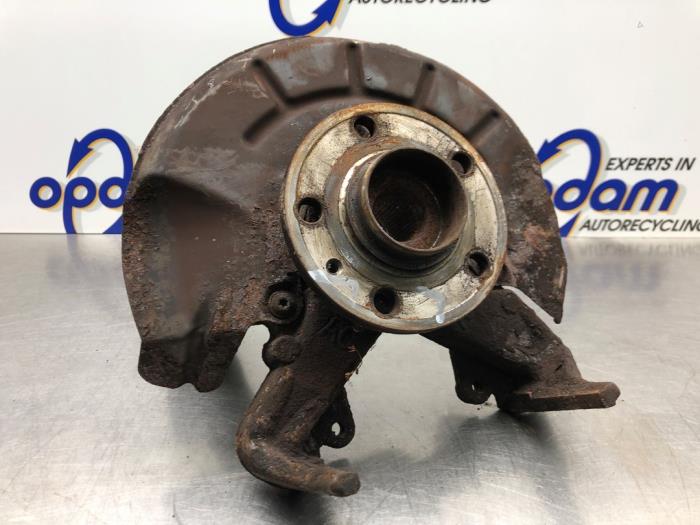 Fusee links-voor van een Audi A1 (8X1/8XK) 1.2 TFSI 2011