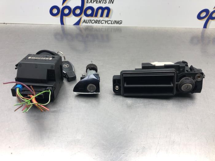 Gebruikte Cilinderslotenset (compleet) Mercedes C (W203) 1.8 C-180K 16V Prijs € 150,00 Margeregeling aangeboden door Gebr Opdam B.V.