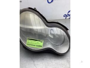 Gebruikte Koplamp rechts Mercedes C (W203) 2.2 C-220 CDI 16V Prijs € 30,00 Margeregeling aangeboden door Gebr Opdam B.V.