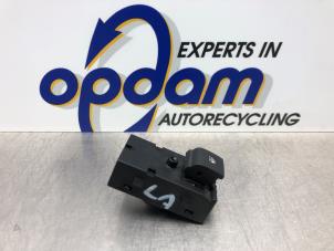Gebruikte Ruit schakelaar elektrisch Opel Mokka/Mokka X 1.4 Turbo 16V 4x2 Prijs € 20,00 Margeregeling aangeboden door Gebr Opdam B.V.
