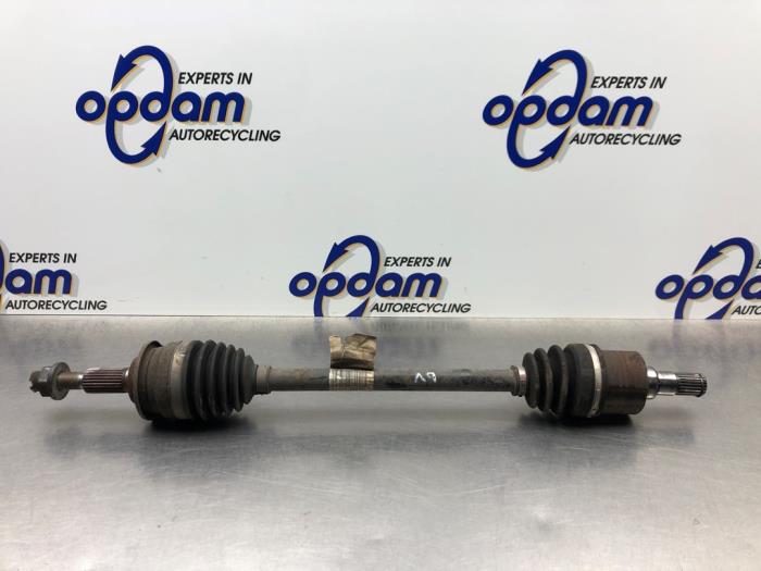 Gebruikte Aandrijfas links-voor Suzuki Swift (ZA/ZC/ZD1/2/3/9) 1.3 VVT 16V Prijs € 50,00 Margeregeling aangeboden door Gebr Opdam B.V.