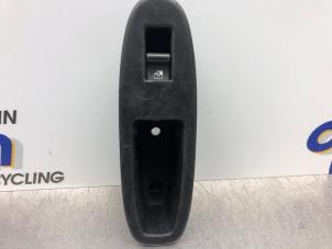 Gebruikte Ruit schakelaar elektrisch Alfa Romeo 159 Sportwagon (939BX) 2.2 JTS 16V Prijs € 25,00 Margeregeling aangeboden door Gebr Opdam B.V.