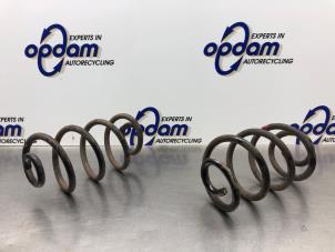 Gebruikte Schroefveer achter Renault Modus/Grand Modus (JP) 1.6 16V Prijs € 40,00 Margeregeling aangeboden door Gebr Opdam B.V.