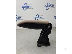 Gebruikte Armleuning Citroen C4 Cactus (0B/0P) 1.2 PureTech 82 12V Prijs € 75,00 Margeregeling aangeboden door Gebr Opdam B.V.