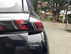 Gebruikte Achterlicht rechts Peugeot 2008 (UD/UK/UR/US/UX) e-2008 50 kWh Prijs € 125,00 Margeregeling aangeboden door Gebr Opdam B.V.