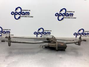 Gebruikte Ruitenwismotor + Mechaniek Volkswagen Transporter T5 1.9 TDi Prijs € 75,00 Margeregeling aangeboden door Gebr Opdam B.V.