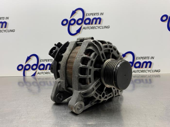 Dynamo van een Opel Crossland (X) 1.2 Turbo 12V 2019