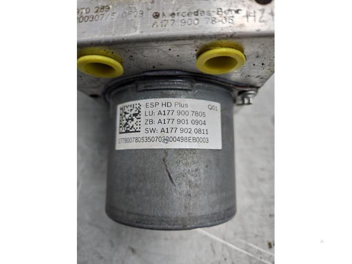 ABS Pomp van een Mercedes-Benz A Limousine (177.1) 1.3 A-180 Turbo 2020