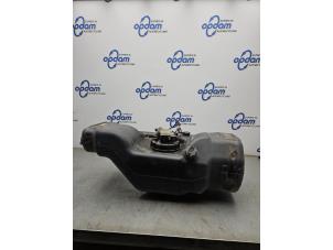 Gebruikte Adblue tank Volkswagen Crafter 2.5 TDI 30/35/50 Prijs € 484,00 Inclusief btw aangeboden door Gebr Opdam B.V.