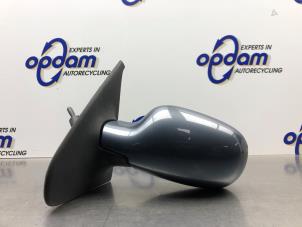 Gebruikte Spiegel Buiten links Renault Clio II (BB/CB) 1.2 16V Prijs € 35,00 Margeregeling aangeboden door Gebr Opdam B.V.