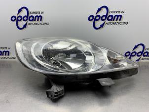 Gebruikte Rechter Koplamp Peugeot 107 1.0 12V Prijs € 75,00 Margeregeling aangeboden door Gebr Opdam B.V.