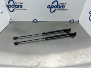 Gebruikte Gasdemperset Achterklep Ford C-Max (DM2) 1.8 16V Prijs € 25,00 Margeregeling aangeboden door Gebr Opdam B.V.