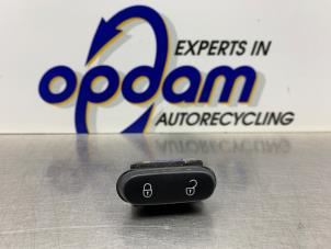 Gebruikte Schakelaar Centr. Deurvergrendeling Seat Altea XL (5P5) 1.4 TSI 16V Prijs € 10,00 Margeregeling aangeboden door Gebr Opdam B.V.