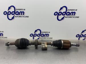 Gebruikte Aandrijfas links-voor Renault Twingo II (CN) 1.5 dCi 90 FAP Prijs € 50,00 Margeregeling aangeboden door Gebr Opdam B.V.