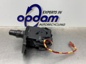 Gebruikte Richtingaanwijzer Schakelaar Renault Modus/Grand Modus (JP) 1.6 16V Prijs € 50,00 Margeregeling aangeboden door Gebr Opdam B.V.