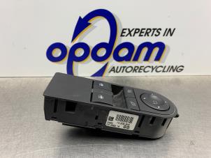 Gebruikte Ruit schakelaar elektrisch Opel Zafira (M75) 1.8 16V Ecotec Prijs € 40,00 Margeregeling aangeboden door Gebr Opdam B.V.