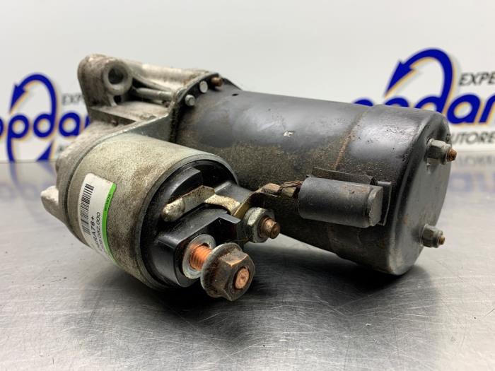 Startmotor van een Mitsubishi Space Star (DG) 1.3 16V 2001